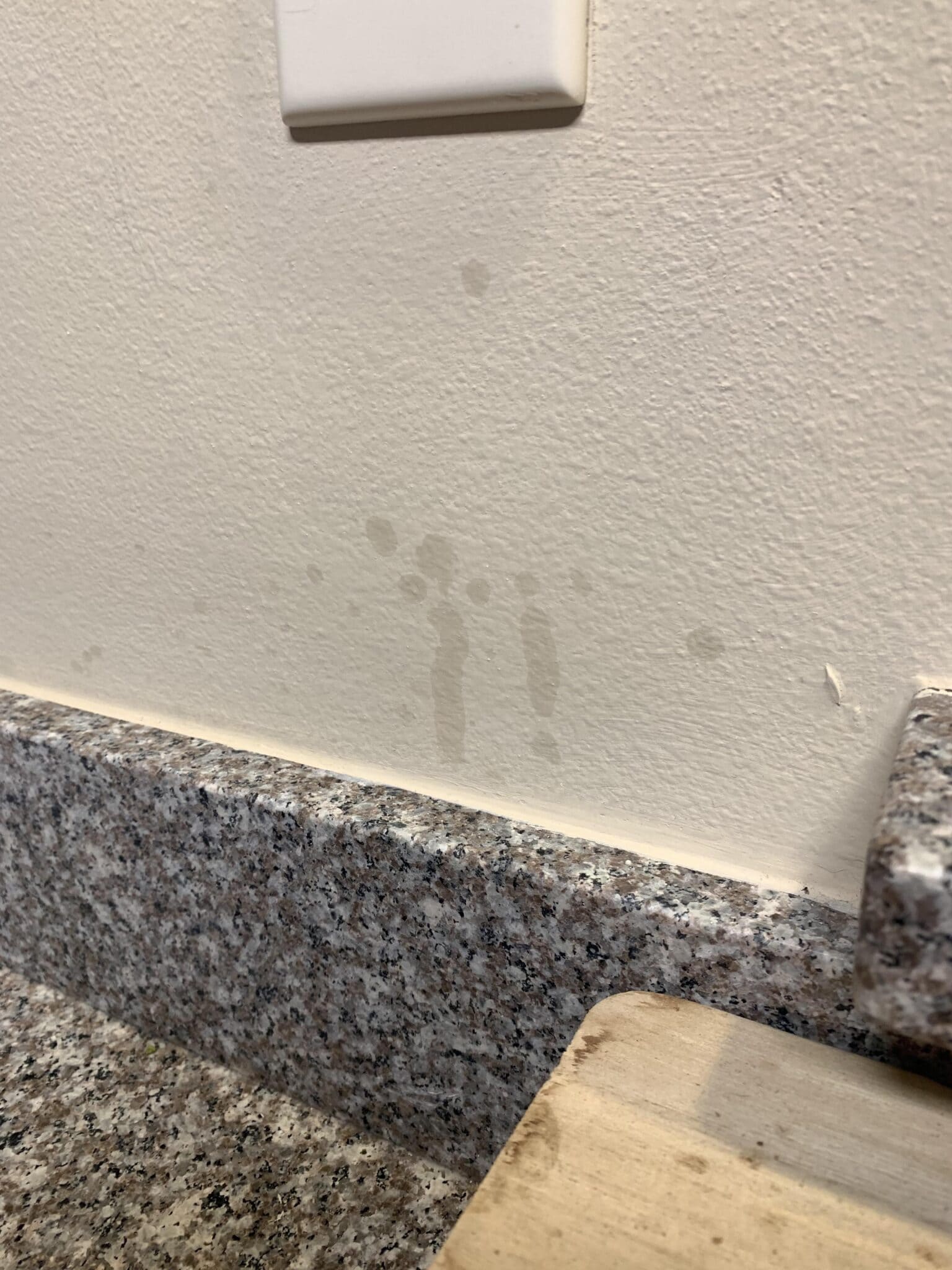 Simple Steps to Remove Grease Stains from Emulsioned Walls Material